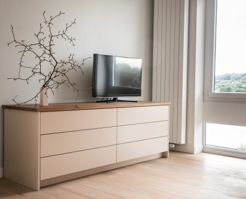 tv meubel met teak houten blad maatwerk interieurbouwer weert jm interieurbouw maatkeukens interieur traprenovatie badmeubels sanne keijzers sannekeijzersfotografie