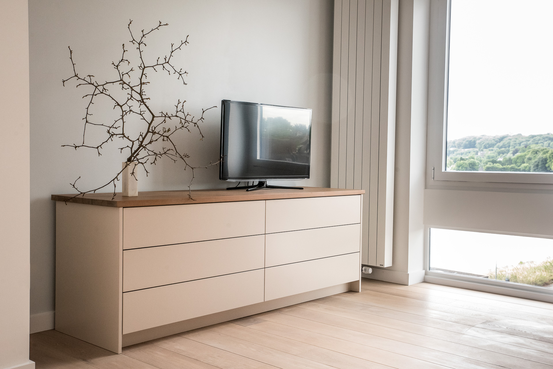 tv meubel met teak houten blad maatwerk interieurbouwer weert jm interieurbouw maatkeukens interieur traprenovatie badmeubels sanne keijzers sannekeijzersfotografie