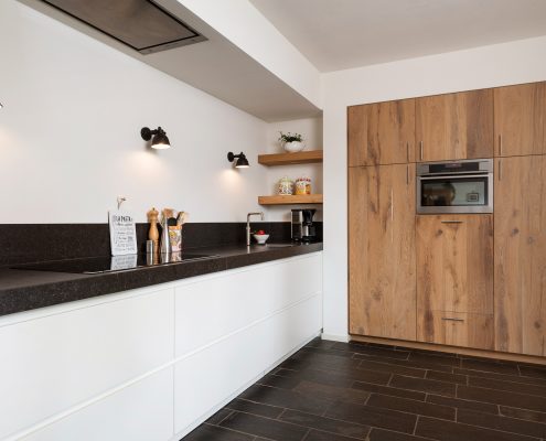 zijdeglans keuken met kastenwand maatwerk interieurbouwer weert jm interieurbouw maatkeukens interieur traprenovatie badmeubels sanne keijzers sannekeijzersfotografie