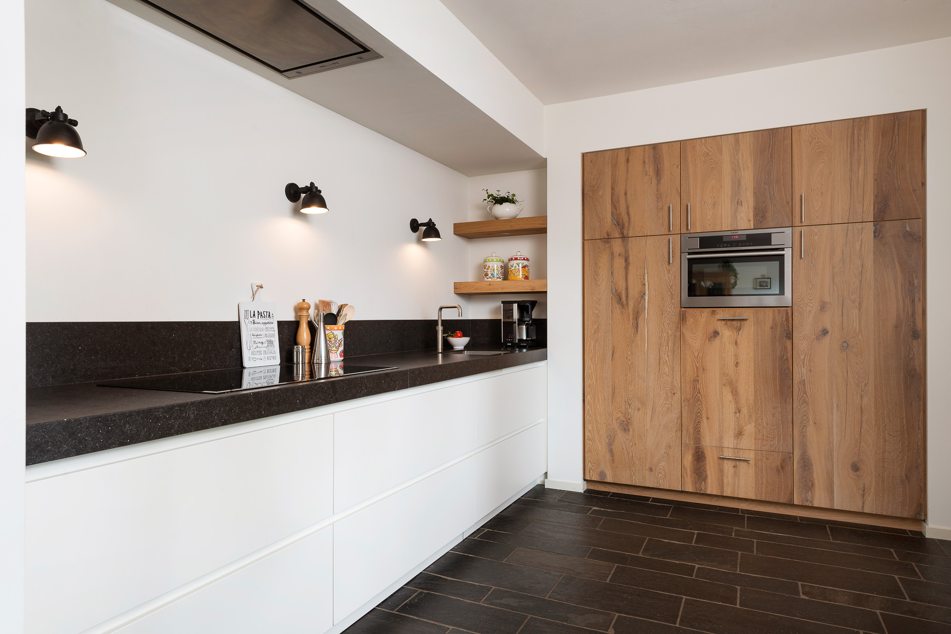 zijdeglans keuken met kastenwand maatwerk interieurbouwer weert jm interieurbouw maatkeukens interieur traprenovatie badmeubels sanne keijzers sannekeijzersfotografie