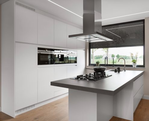 Zijdeglans wit gespoten keuken maatwerk interieurbouwer weert jm interieurbouw maatkeukens interieur traprenovatie badmeubels sanne keijzers sannekeijzersfotografie