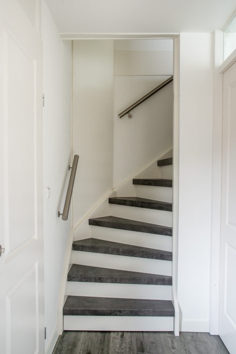 Traprenovatie donker beton met lade