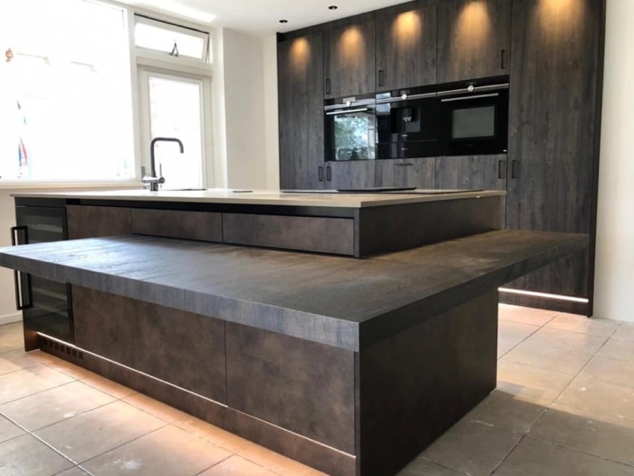 Keuken met Kookeiland leather look maatwerk interieurbouwer weert jm interieurbouw maatkeukens interieur traprenovatie badmeubels sanne keijzers sannekeijzersfotografie