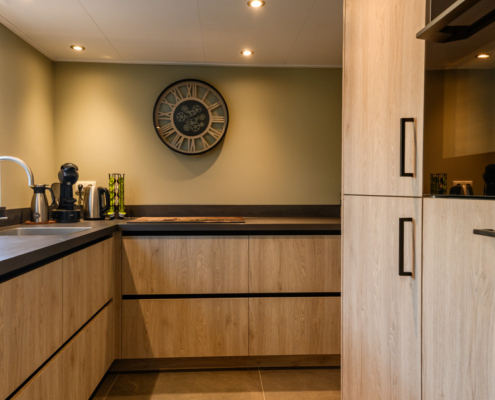 hoekkeuken met kastenwand