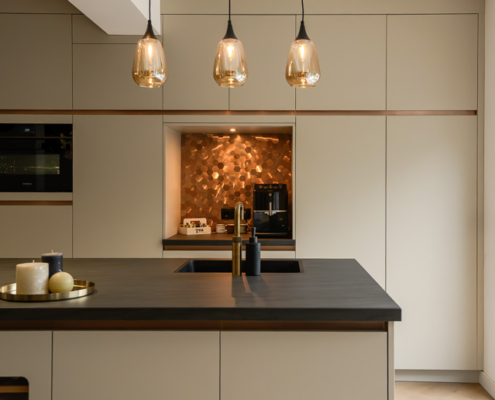 groene keuken met lampen