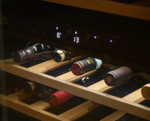 wijn klimaat kast met wijnflessen