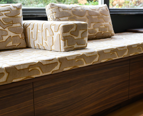 erker bank met kussens