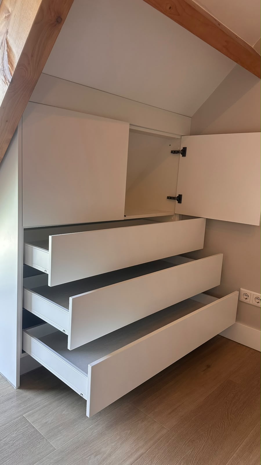 kast schuine wand
