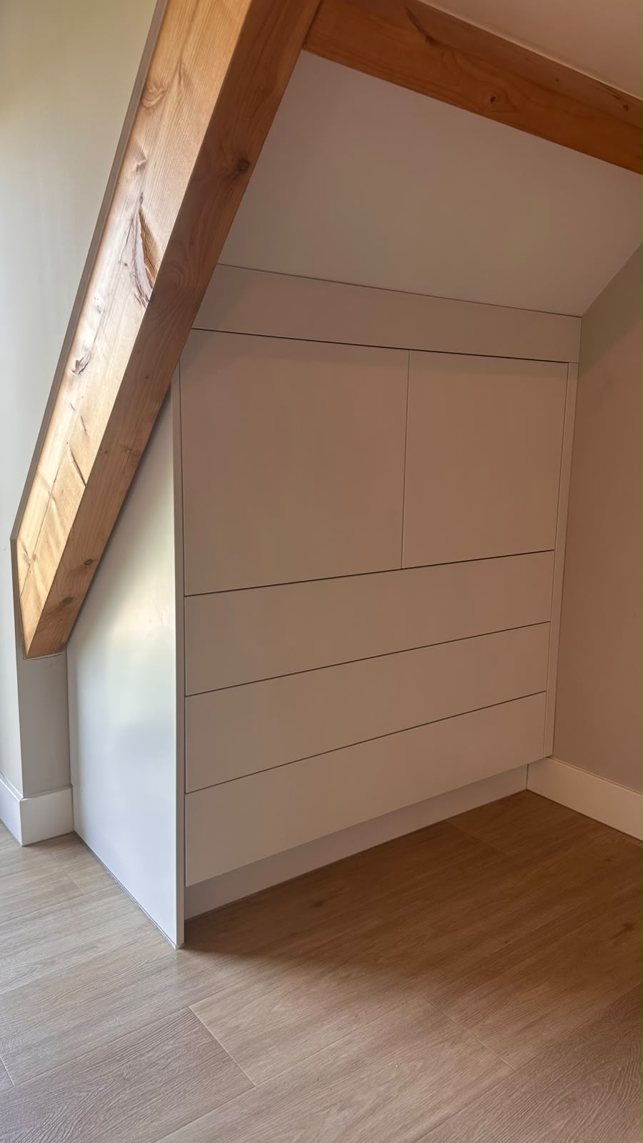kast schuine wand
